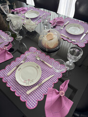 mesa posta para café da manha com decoração lilás 