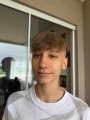 garoto adolescente com corte de cabelo estiloso 