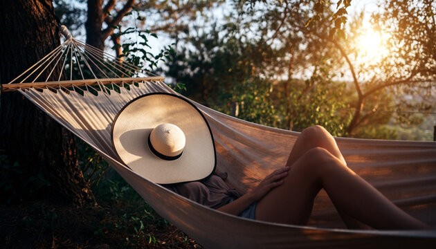 Rilassarsi sopra una comoda amaca sulla spiaggia al sole