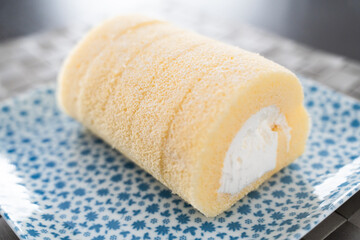 しっとりクリームロールが皿に並ぶ瞬間