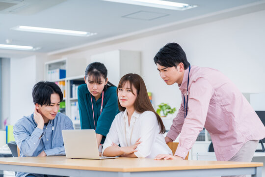オフィスで仕事をする若いビジネスマン