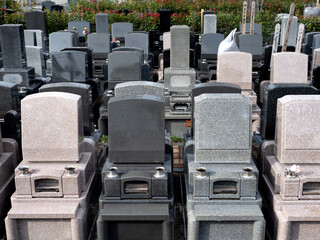霊園に並んだ墓石