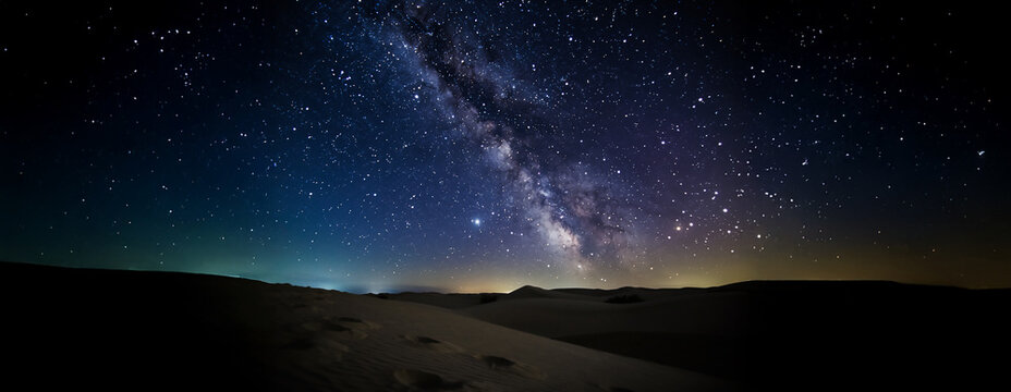 静かな砂漠の上に広がる星空