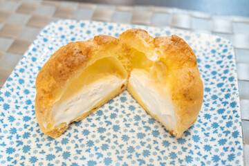 まろやかクリームが広がるシュークリーム断面写真