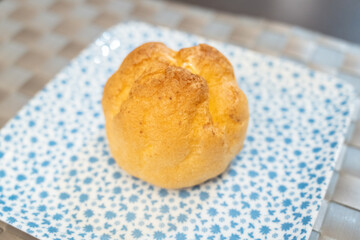 香ばしく焼けた丸いシュークリームの正面構図