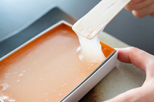 とろりと伸びる生羽二重餅をすくい上げた瞬間