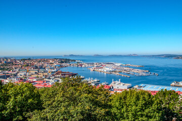 Fototapeta premium Panoramic View of Coastal City and Harbor under Clear Sky