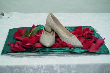 Zapato sobre petalos de rosas