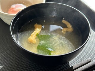 朝食の油揚げ豆腐とわかめの味噌汁	
