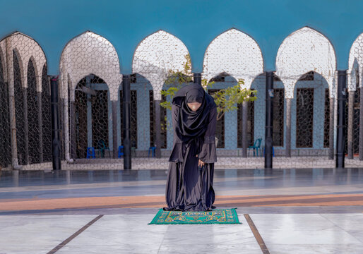 In humble submission &mdash; bowing before the Creator. he moment of Ruku&rsquo; in Salah, symbolizing respect, obedience, and gratitude to Allah.