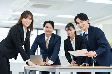 オフィスで会議する若いビジネスマン