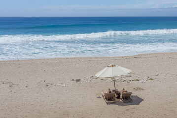 Couple sur plage déserte 