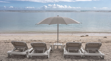 Parasol et transats sur plage de la Réunion 