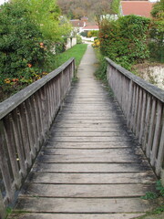 Obraz premium wooden bridge in the park