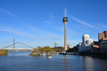 Blick auf Rheinuferpromenade in D&uuml;sseldorf von Medienhafen, Deutschland