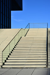 Betontreppe mit Glasgel&auml;nder im D&uuml;sseldorfer Medienhafen, Deutschland