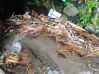 Obraz premium piles of rubbish in the gutters can cause flooding