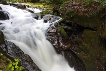 福島県鮫川村にある大小様々な滝を総称し江竜田の滝と呼ぶ。絶景ポイントとなっている。これは虹ヶ滝