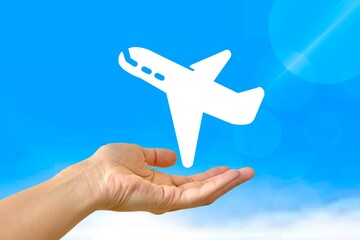 Naklejka premium 海外旅行のアイコンと手のイメージ