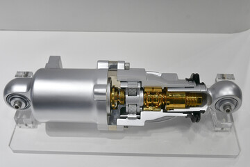 自動車の電動サスペンション