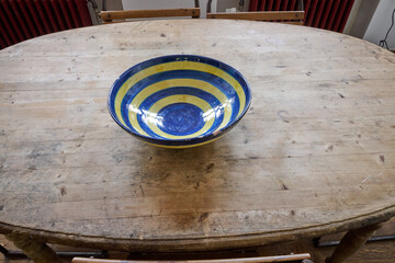 ovale interior table and empty salad bowl