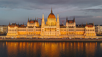 Fototapeta premium Evening view of the illuminated Hungarian Parliament Building on the Danube River in Budapest.