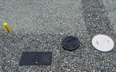 日本の生活を支える地下設備：ガス管注意・量水器・雨水桝・下水道(下水道)
