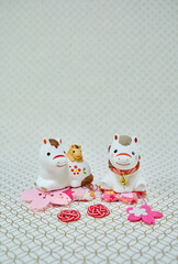 可愛い馬の置物と正月用の小物の年賀状素材