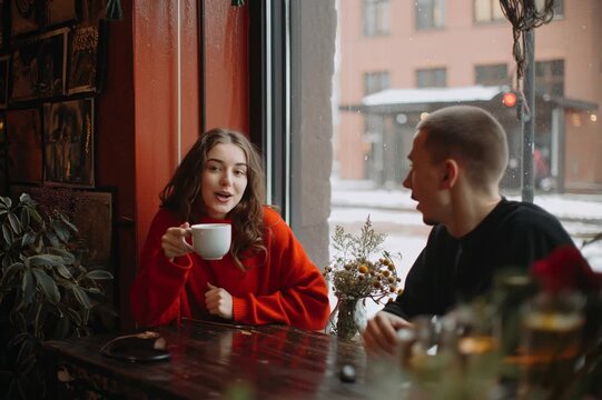 A girl and a guy are chatting in a coffee shop