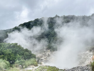 鹿児島県霧島市にある硫黄谷噴気地帯公園。硫黄ガスが山に沿って噴き出している様子。