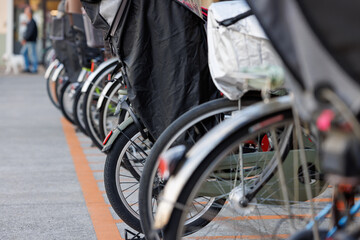 駐輪場に駐輪する自転車