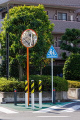 交差点のカーブミラーと交通標識と車避けボラード