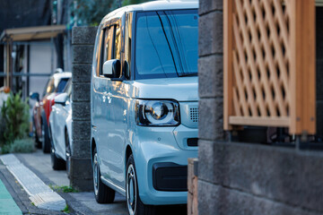 家の駐車場に駐車する青い車