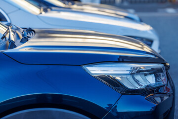 駐車場に駐車している自動車