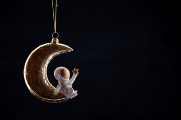 Kleiner Astronaut auf dem Halbmond