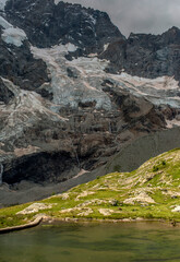 Neiges &eacute;ternelles et lac du Peyrou-d'Amont &agrave; La Grave, Hautes-Alpes, France