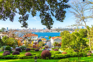 Obraz premium View of the Bosphorus from Kuzguncuk Park.