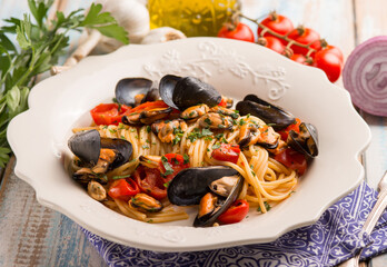 spaghetti with mussels tomatoes and parsley