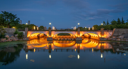 Naklejka premium Captivating Dusk Reflections of an Elegant Bridge Above Calm Waters