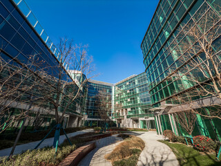 Obraz premium Modern Architectural Courtyard with Minimalist Design and Natural Elements