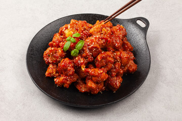  닭튀김은닭고기에 밀가루, 겨잣가루, 소금, 후추 따위를 묻혀 기름에 튀긴 요리.
Fried chicken is a dish made by coating chicken in flour, mustard powder, salt, pepper, etc. and frying it in oil.
