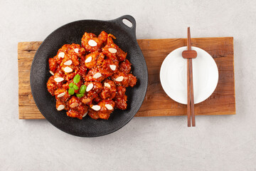  닭튀김은닭고기에 밀가루, 겨잣가루, 소금, 후추 따위를 묻혀 기름에 튀긴 요리.
Fried chicken is a dish made by coating chicken in flour, mustard powder, salt, pepper, etc. and frying it in oil.
