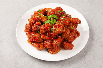  닭튀김은닭고기에 밀가루, 겨잣가루, 소금, 후추 따위를 묻혀 기름에 튀긴 요리.
Fried chicken is a dish made by coating chicken in flour, mustard powder, salt, pepper, etc. and frying it in oil.
