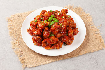  닭튀김은닭고기에 밀가루, 겨잣가루, 소금, 후추 따위를 묻혀 기름에 튀긴 요리.
Fried chicken is a dish made by coating chicken in flour, mustard powder, salt, pepper, etc. and frying it in oil.
