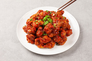  닭튀김은닭고기에 밀가루, 겨잣가루, 소금, 후추 따위를 묻혀 기름에 튀긴 요리.
Fried chicken is a dish made by coating chicken in flour, mustard powder, salt, pepper, etc. and frying it in oil.
