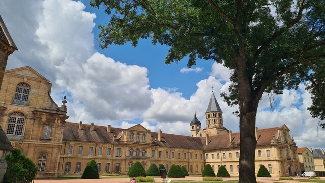 L'abbaye de Cluny vue depuis le parc