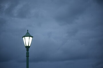 ランタン型街路灯と曇り空