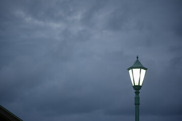 ランタン型街路灯と曇り空