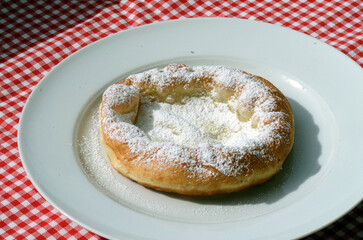 Ausgezogener Krapfen mit Puderzucker
