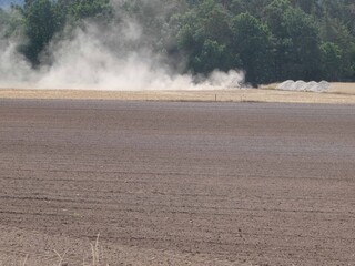 Traktor bei der Feldarbeit im Herbst